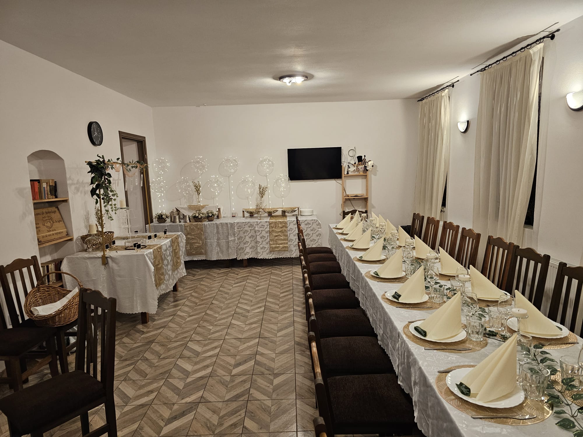 Salonul principal pregatit pentru masa
