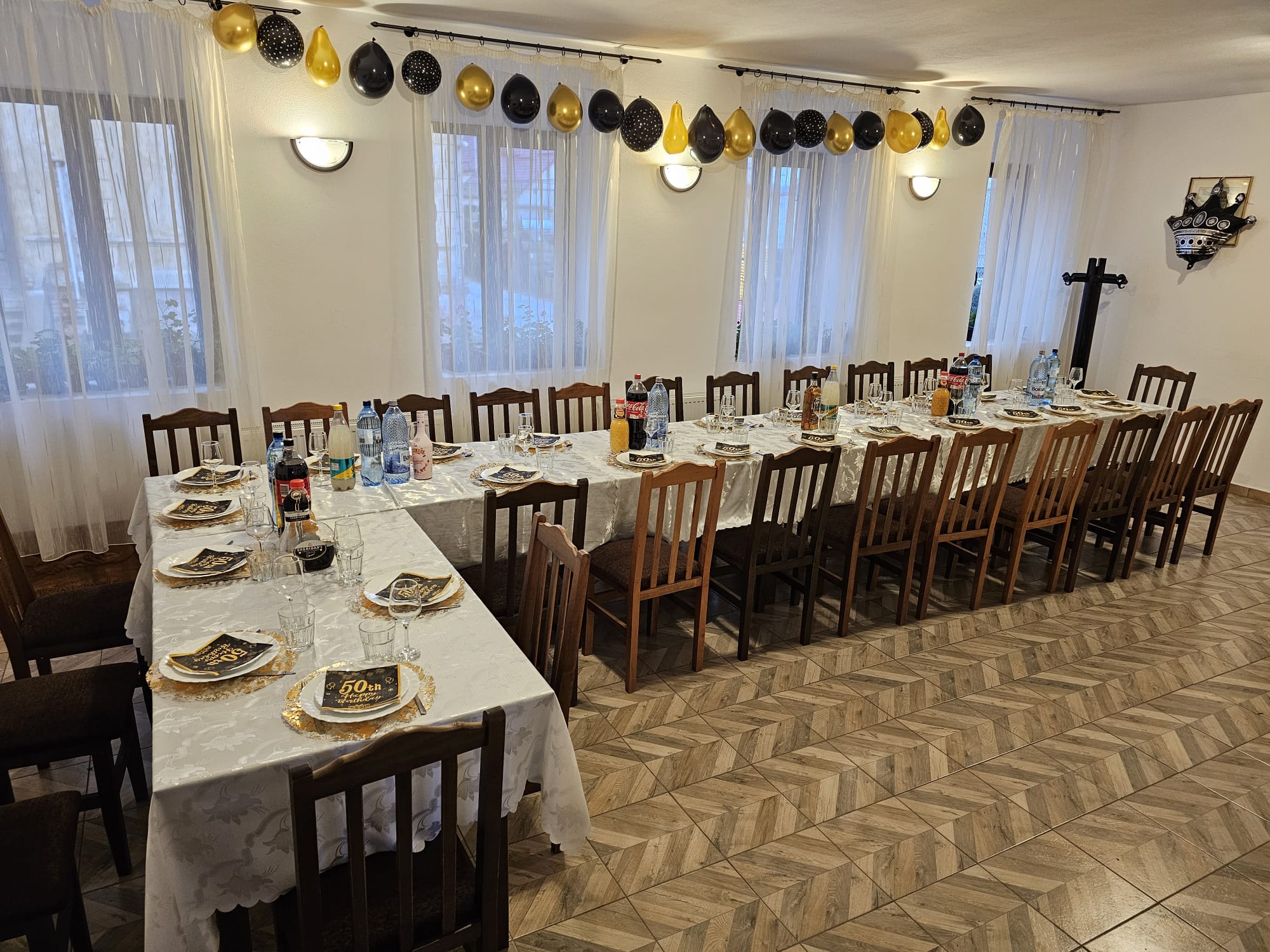 Salonul principal pregatit pentru mese