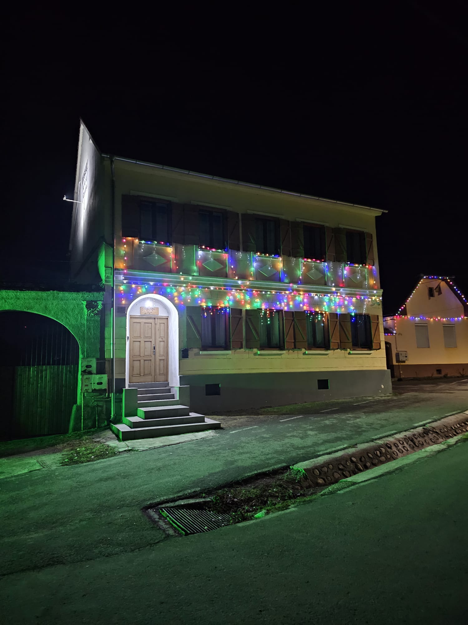 Casa LA SAAL luminata seara