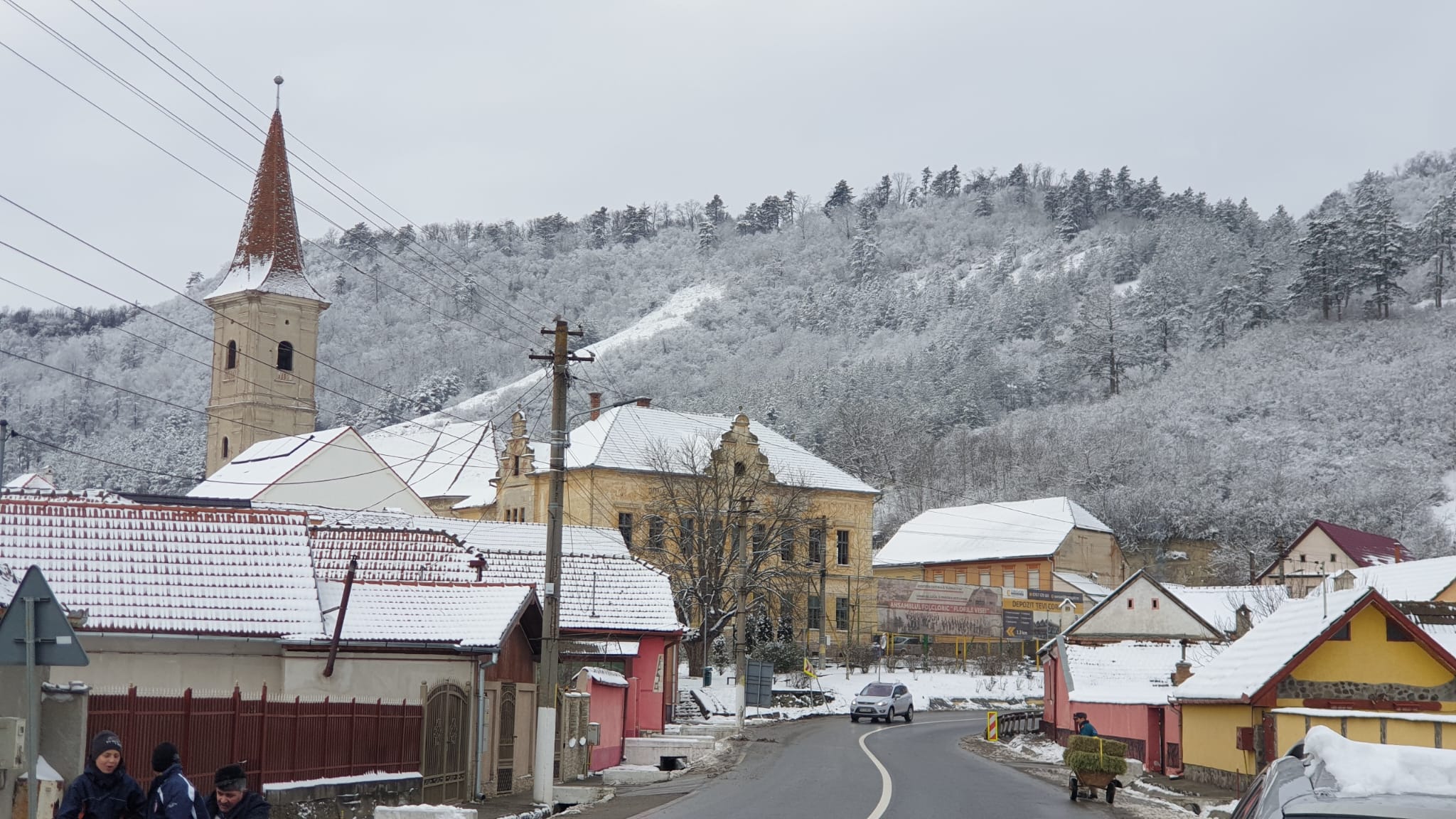 Priveliste de iarna asupra satului si a dealurilor din imprejurimi